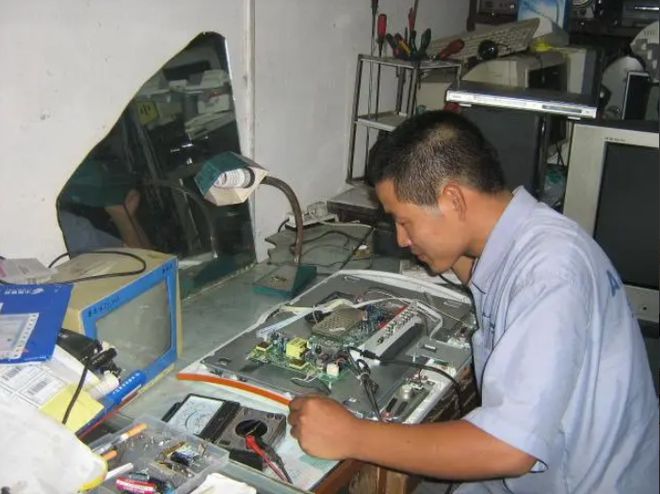 2010年,男子維修舊彩電時發現小紙條,打開一看很是意外